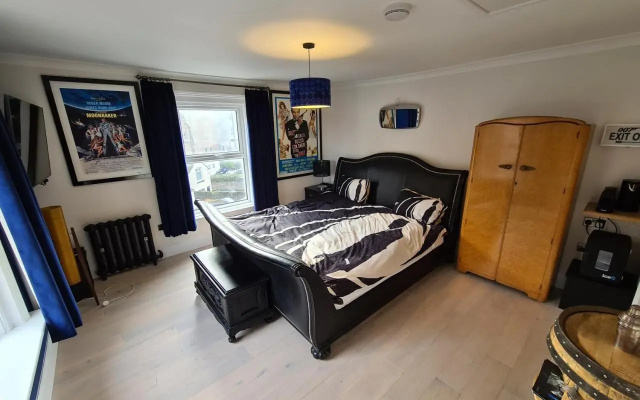Southsea Royale Studio, James Bond, Parking, Seafront