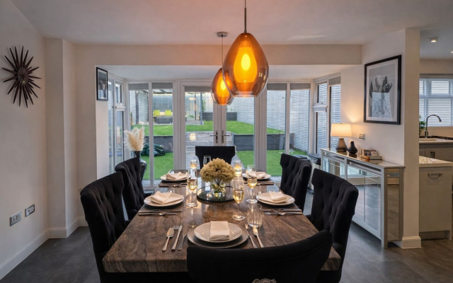 Grand 4-bed House in Ebbsfleet Valley, Garden & Parking Space