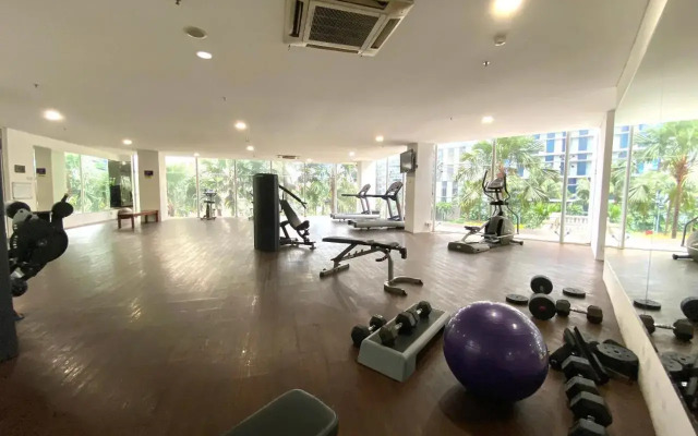 Cozy 2BR Apt Right Next to Central Park Mall