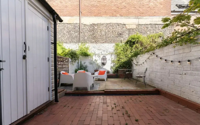Host Stay Sunny Terrace on Robert Street