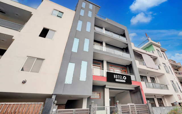 Townhouse Noida Sector 16 Metro Station