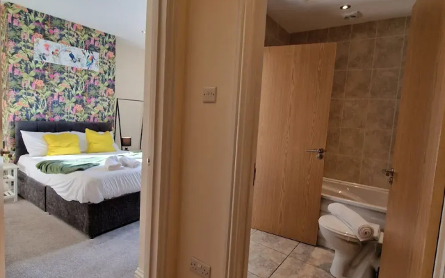 2-Bedroom with Free Parking in Coventry