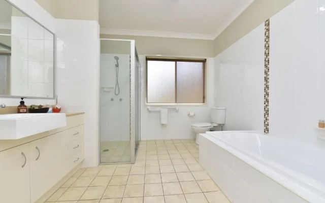 Silver Springs 6br Luxury Homestead with Wifi, Pool. Fireplace, Views, Olives and Space
