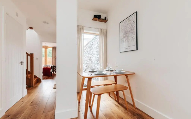 Redland Stay In Bespoke Home 1 of 2