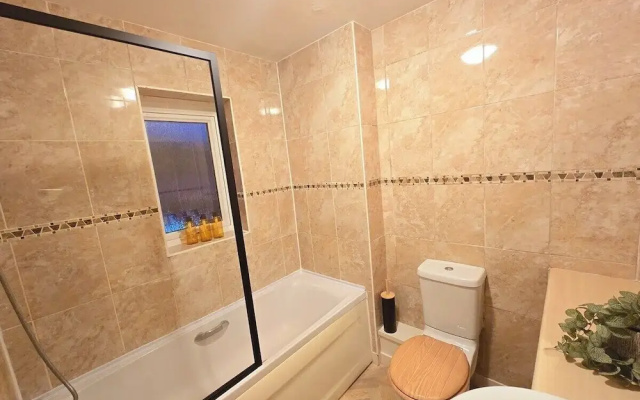 Bright 4-bed Swansea Getaway With Parking