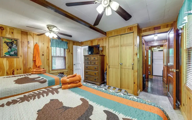 Pet-friendly Creekside Cabin w/ Pool Access!