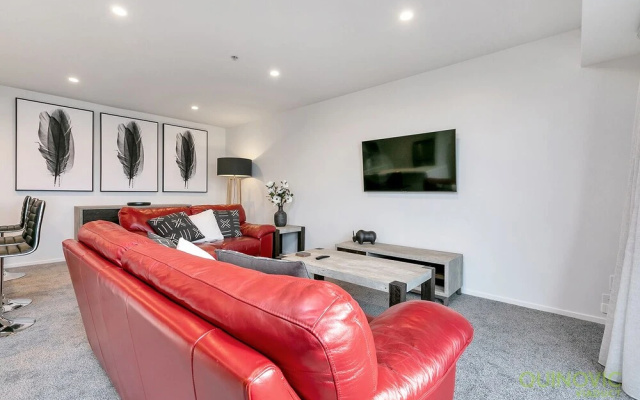 QV Sunny New Apt with Balcony -976