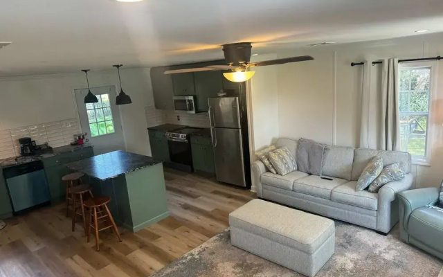 Friendly Home Near Downtown UL - Fenced Yard