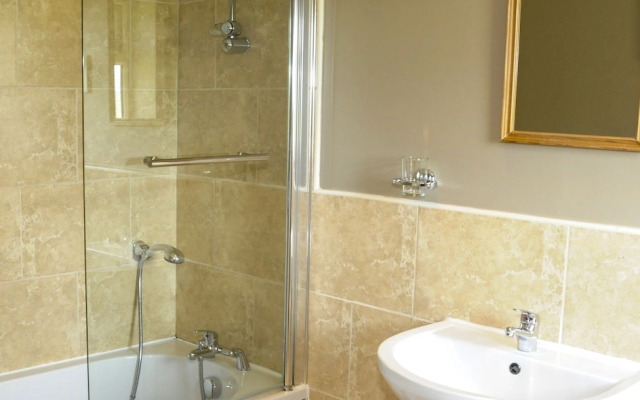 The Poplars Rooms & Cottages