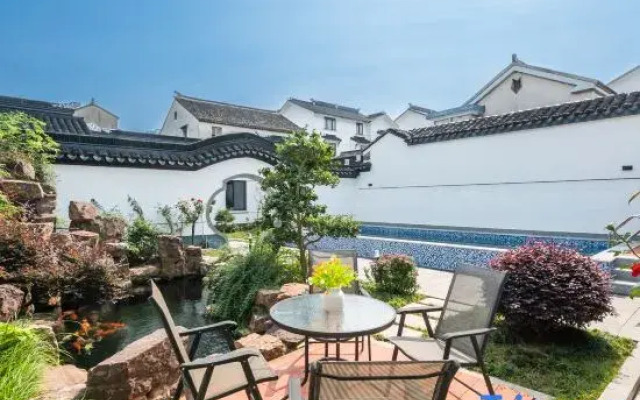 Ruishe B&B (the Taihu Lake Xishan Store)