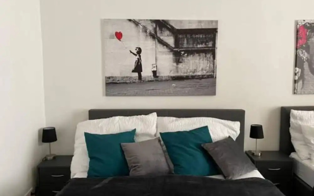 Designer Apartment - 5 min to Center
