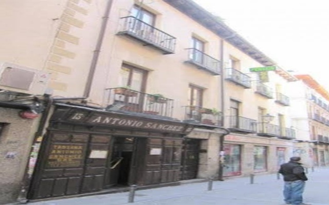 Отель Hostal Daniel Мадрид вид на фасад