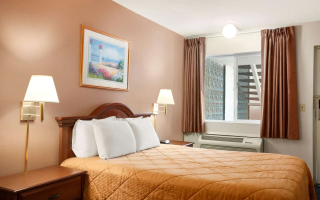 Travelodge by Wyndham Bakersfield