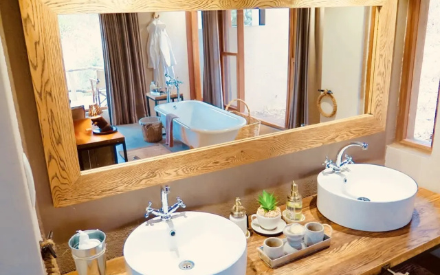 Toro River Lodges Big 5 Safari