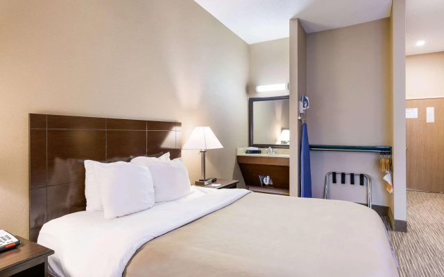 Quality Inn I-70 Near Kansas Speedway