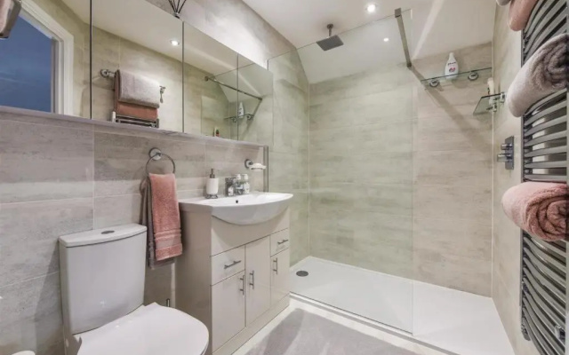 Luxury 4 Bedroom Detached House