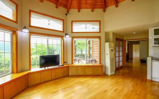 Taean Sky Lake Pension