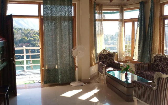 Crystal LakeView Homestay