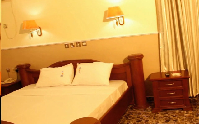 Hi Point Hotel & Suites