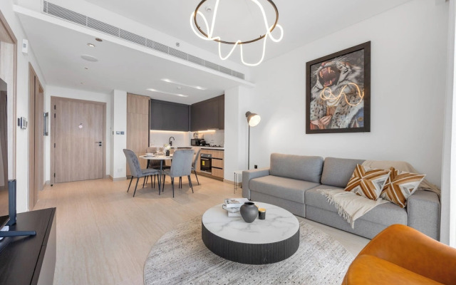 Modern Apartment with Rooftop Amenities