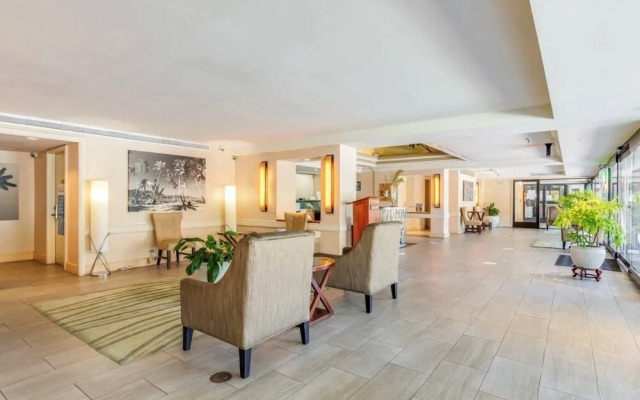 Spacious & Sophisticated Palms Studio Condo by RedAwning, Honolulu
