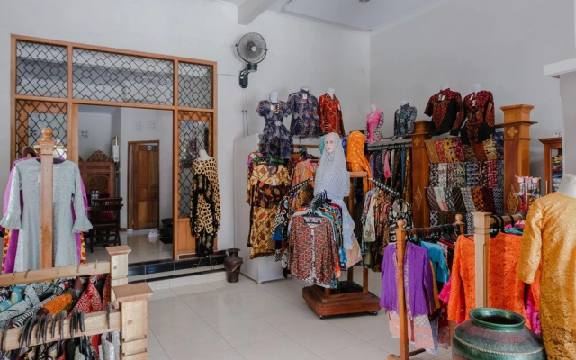 OYO 1306 Kraton Mas Family Residence