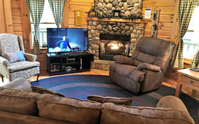Bear Pleasures 2 Bedrooms 2 Bathrooms Cabin