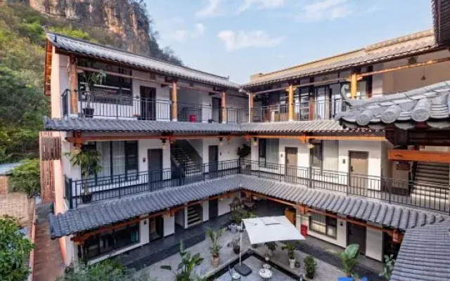 Hetian Qiuse Zhenshan Hotel (Puzhehei Scenic Area Swan Lake Hotel)