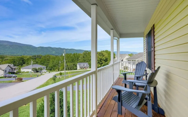 Charming Shenandoah Retreat w/ Deck & Grill!