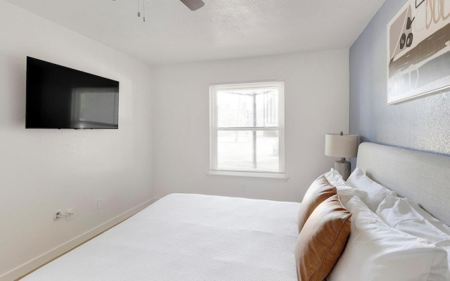 Landing Apartments Near CVC