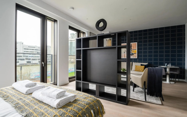 Stylish Studio Apartment with River views in London’s Bustling Docklands