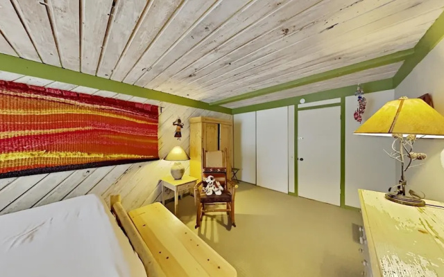 Beautiful One Bedroom Condo! Just Steps to Mammoth Mountain with Fully Equipped Kitchen! by RedAwning