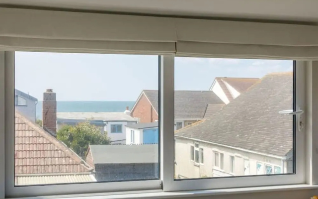 Mariners Stylish Beachside Getaway With Sea Views
