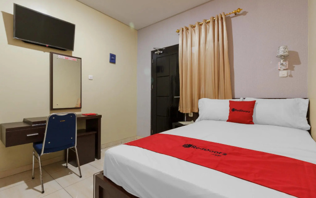RedDoorz Plus near Pantai Malalayang Manado