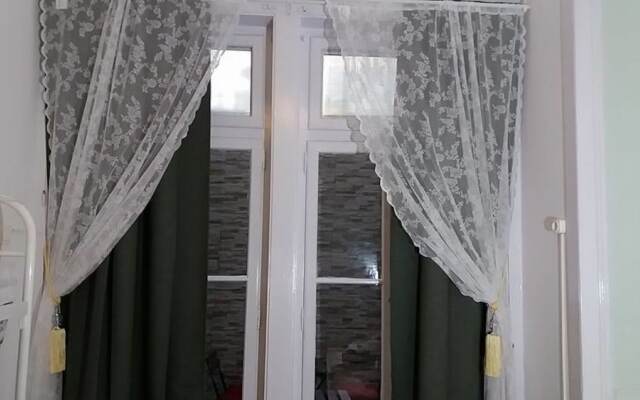 Отель At Ease Inn - Residence вид на фасад