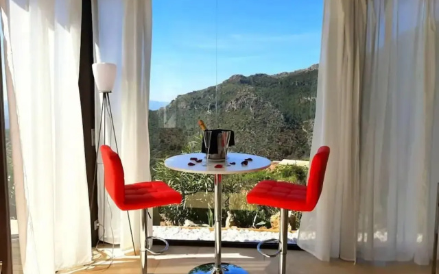 Stunning Glass Suite With Private Plunge Pool