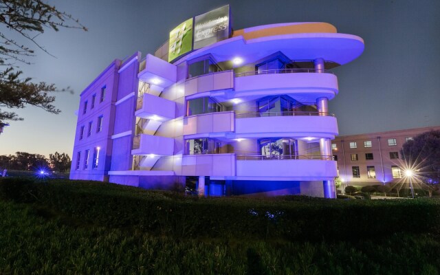 Отель Holiday Inn Express Sandton Woodmead вид на фасад