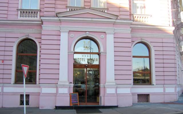 Отель Opera Hotel Чехия, Прага - 10 отзывов об отеле, цены и фото номеров - забронировать отель Opera Hotel онлайн вид на фасад