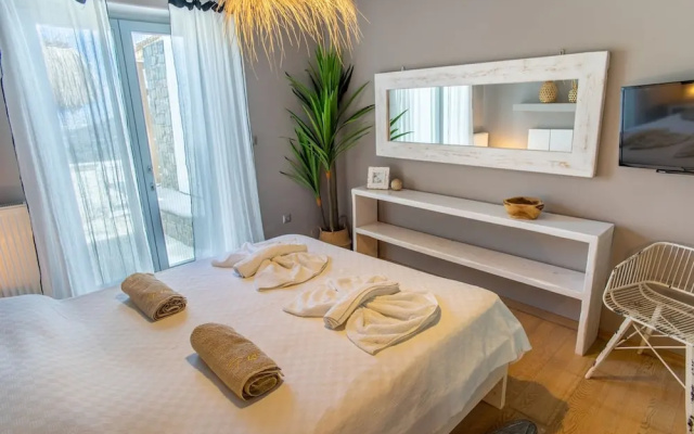 Luxury Villa Delphinus - Allparos Villas