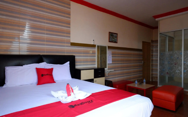 RedDoorz near Kendari Beach 2