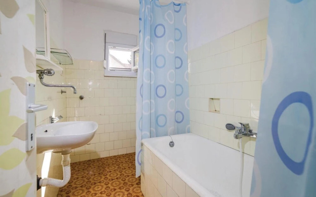 Nice Apartment in Gornji Karin With 2 Bedrooms and Wifi