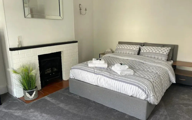 2-bed, Sleeps 4, Free Parking, Pets Allowed