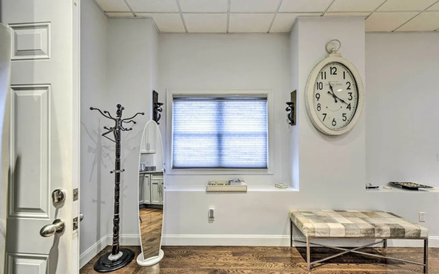 Pet-friendly Apartment, 6 Miles to Downtown