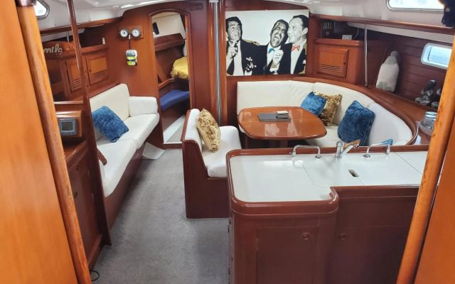 LUXURY YACHT STAY "White Dove" sleeps 6