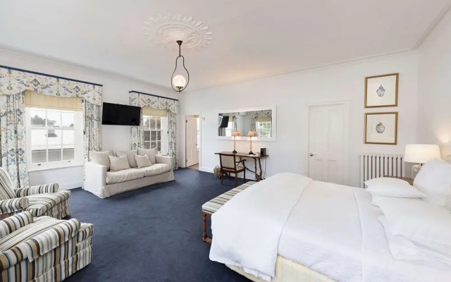 Oscars Waterfront Boutique Hotel