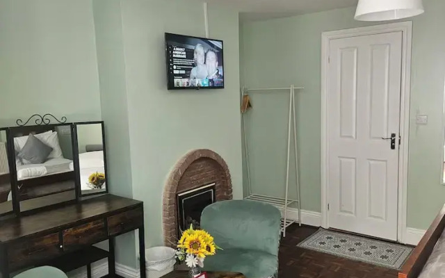 Basement 2 Bed Appartment with EVCharger