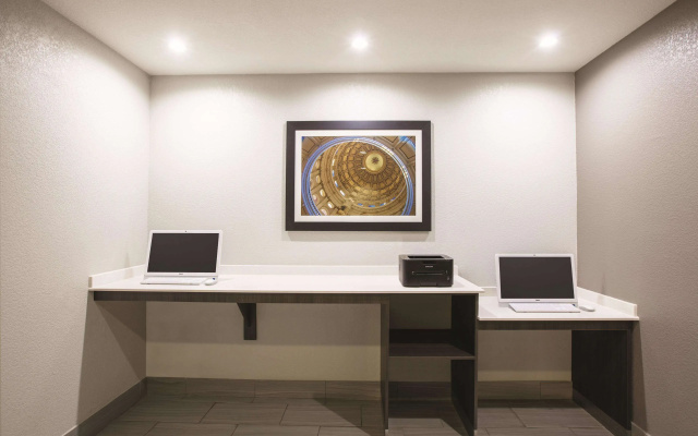 La Quinta Inn & Suites by Wyndham Mansfield TX