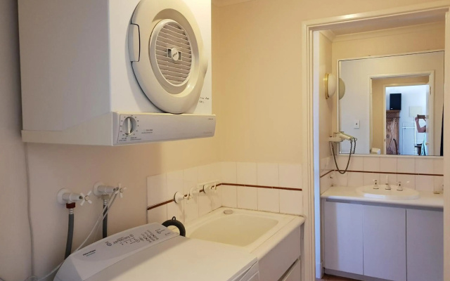 Granita's - 2 bedroom converted South Fremantle warehouse apartment