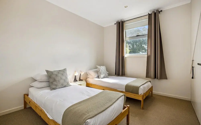 Stunning 2-bed Unit With BBQ Patio Near Dining