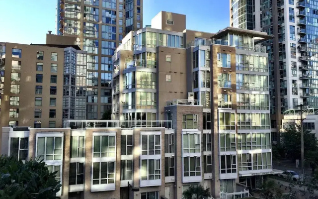 910 Beach Avenue Apartment Hotel